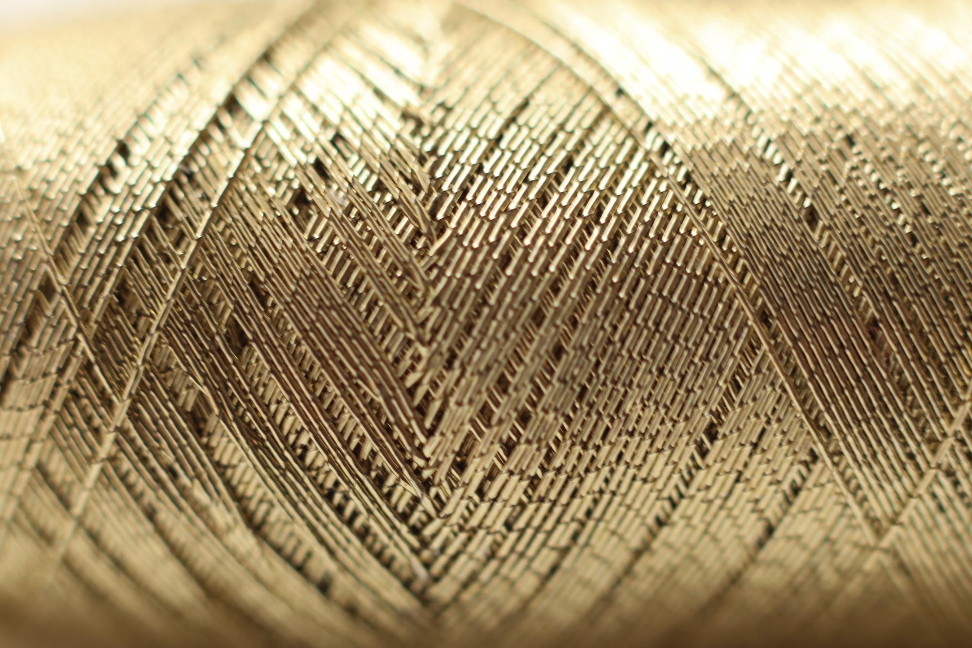 dettaglio geometrico ricamato con filo metallico